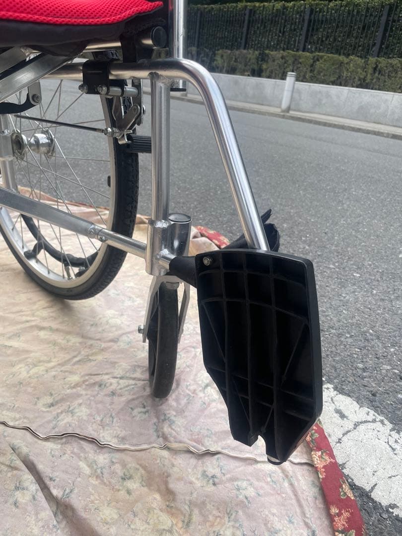 赤と黒の介助用車椅子　カドクラ　kadokura タイヤ、チューブ交換済み