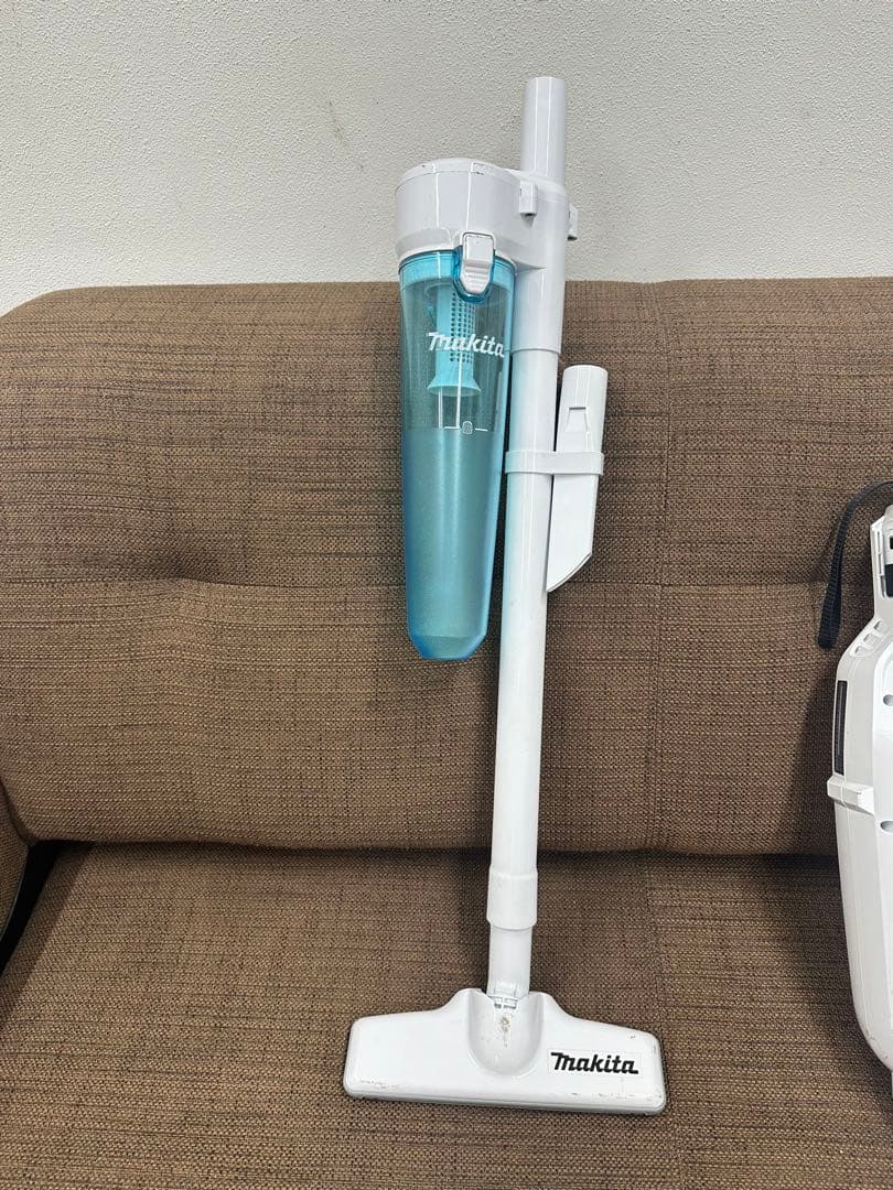 ③ makita マキタCL107FD 掃除機　ハンディクリーナー