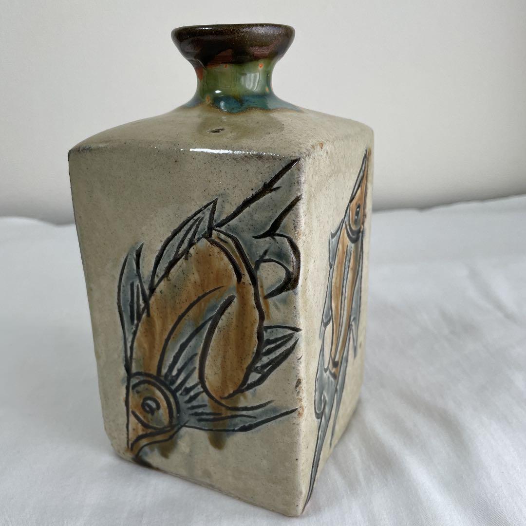 金城次郎作　魚紋角瓶