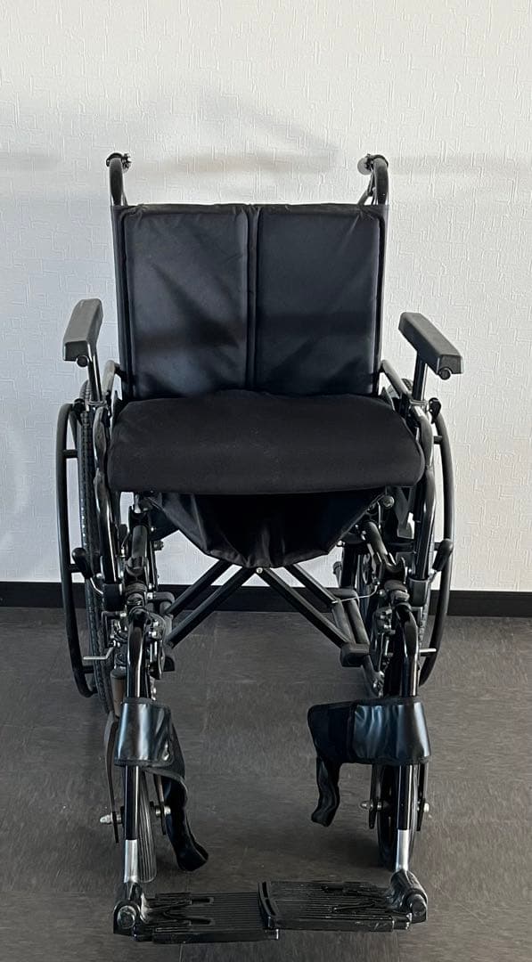 エ*フ様 黒い介助用車椅子 クッション付き
