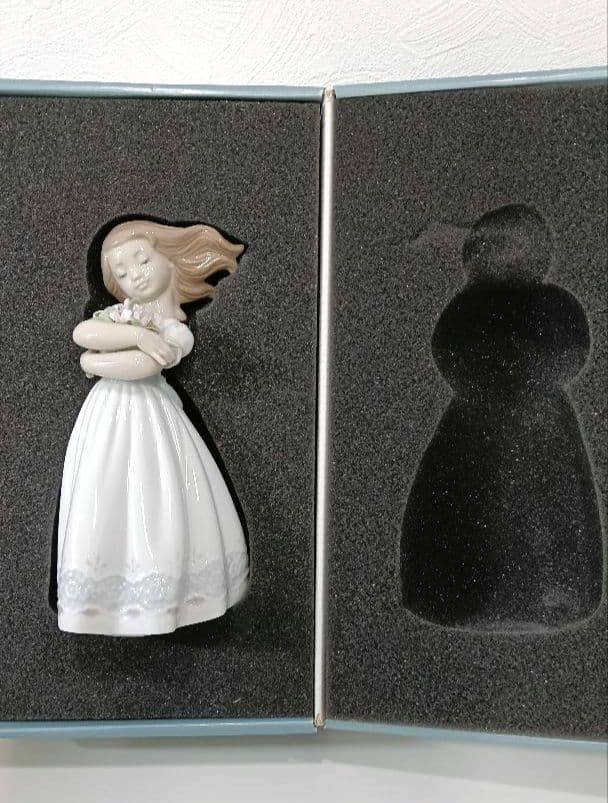 スペインの高級磁器ブランド「リヤドロ（LLADRÓ）」の陶器人形「さわやかな風」