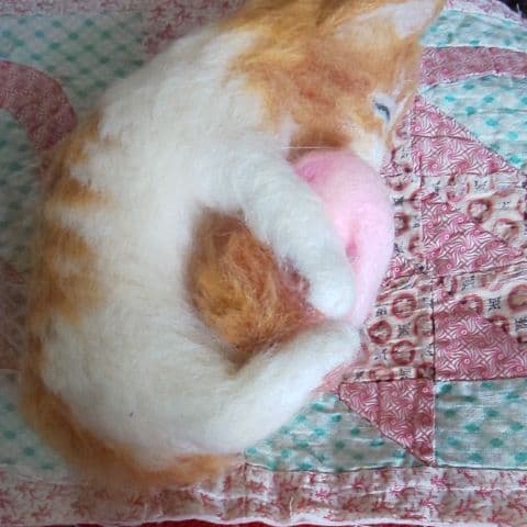 ※sale※羊毛フェルト(ウサギを抱いて寝てる仔猫)