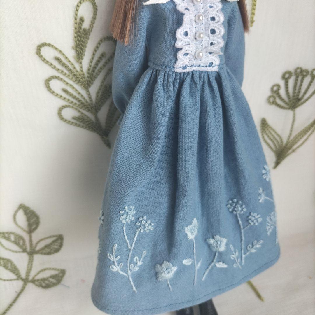 ２7センチドールサイズの服176ハンドメイド　刺繍ワンピース