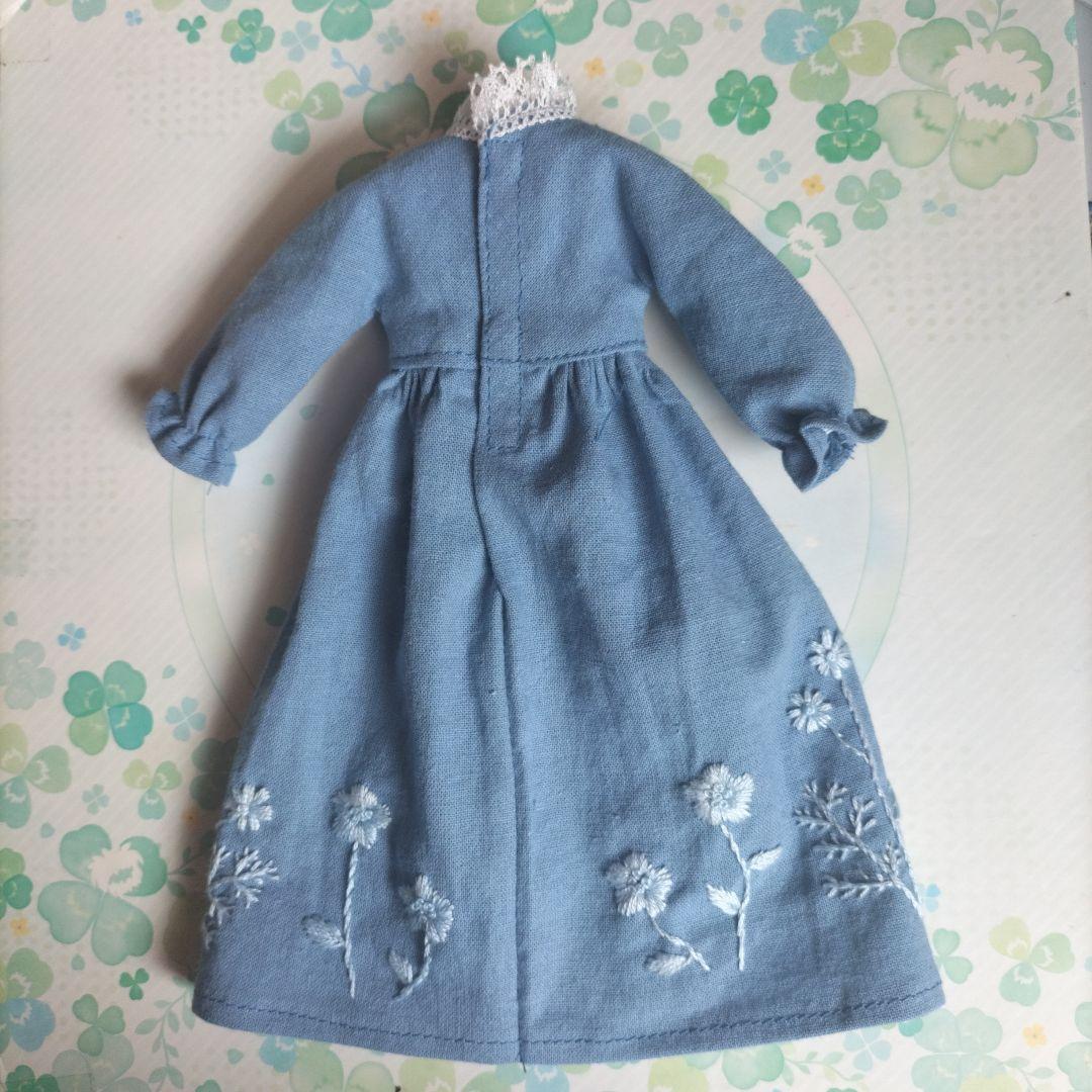 ２7センチドールサイズの服176ハンドメイド　刺繍ワンピース