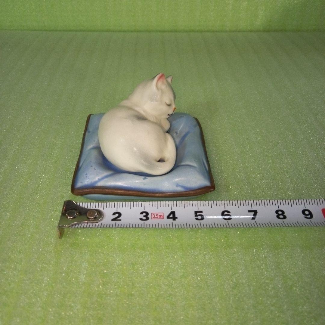 アンティークな猫の置物　白系猫　座布団　睡眠　熟睡　ネムネム　スヤスヤ　レトロ
