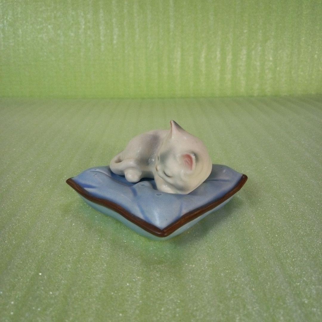 アンティークな猫の置物　白系猫　座布団　睡眠　熟睡　ネムネム　スヤスヤ　レトロ