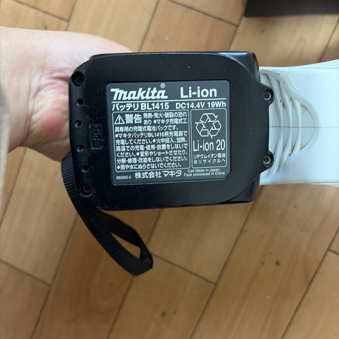 マキタ 充電式クリーナー 掃除機 14.4V CL141FD バッテリー充電器付