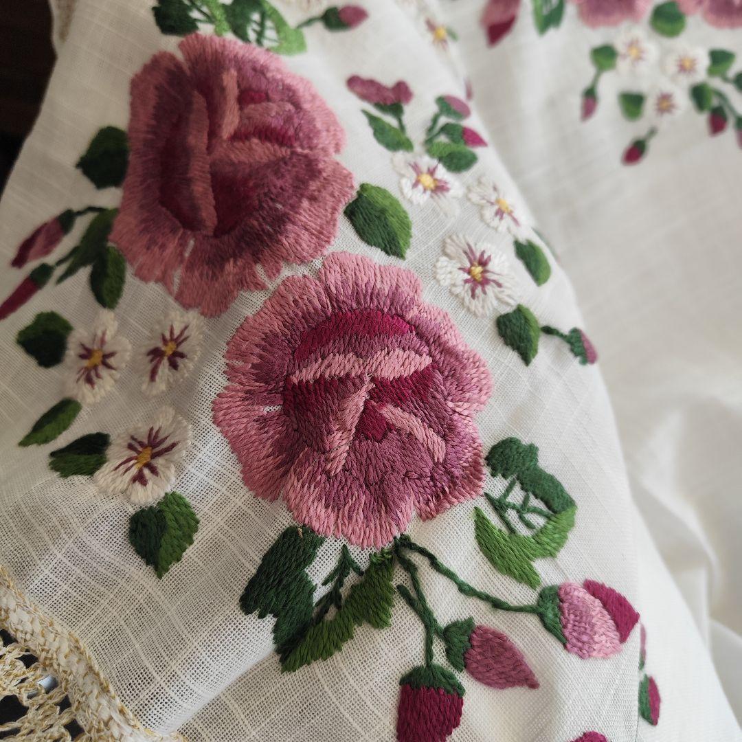 白地に咲く紫薔薇とつぼみ お手仕事 毛糸刺繍 混紡リネン テーブルクロス