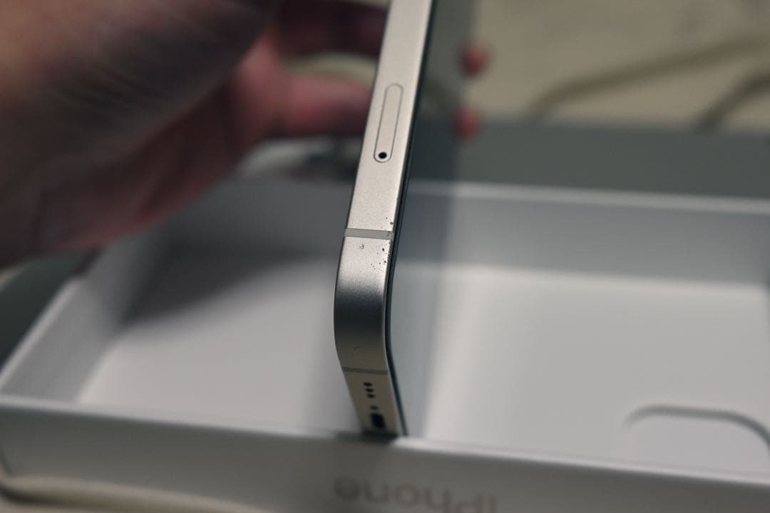 iPhone 13 ホワイト 箱、純正ライトニングケーブル、ケース付き