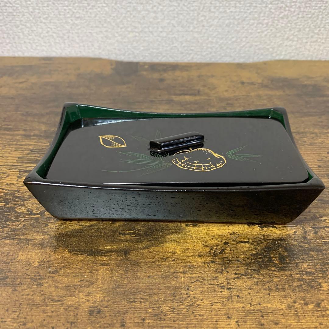 E-1 ⑤ 上品な和菓子器 蓋付き 菓子鉢 黒塗り 内緑 金彩 竹・貝装飾 小物