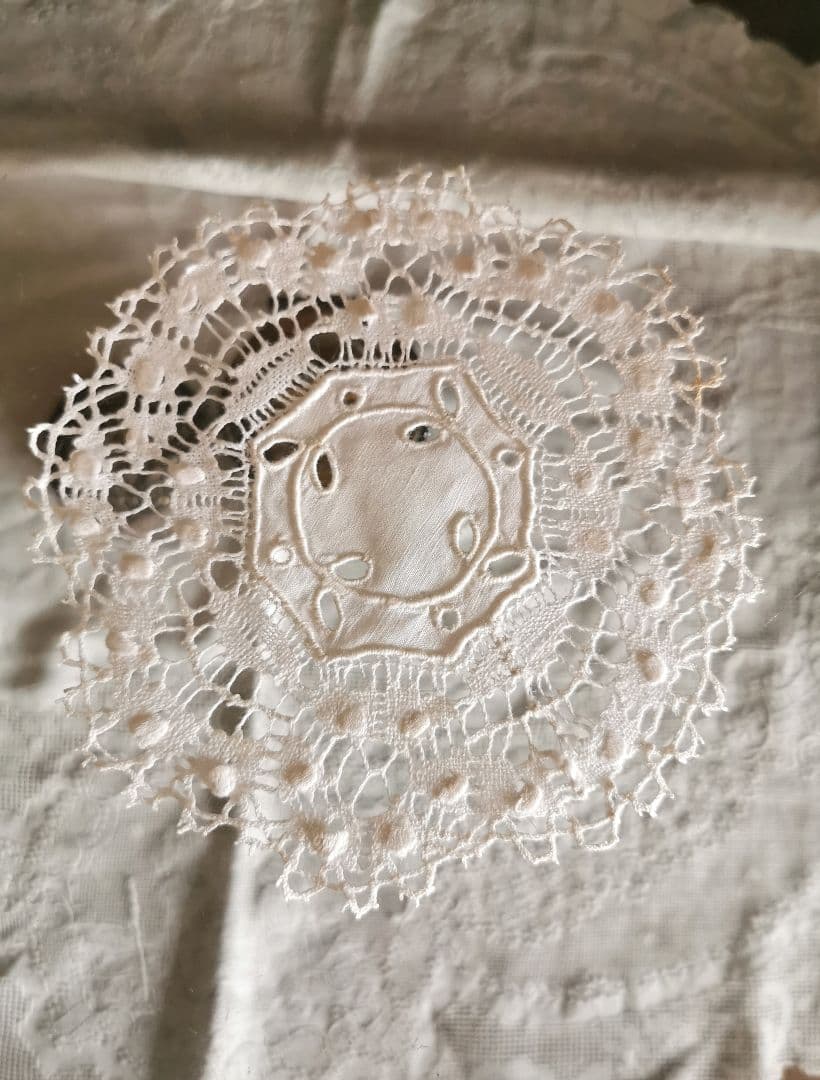アンティーク アイレット刺繍リネン クルーニーレース ル・ピュイ 花型ドイリー