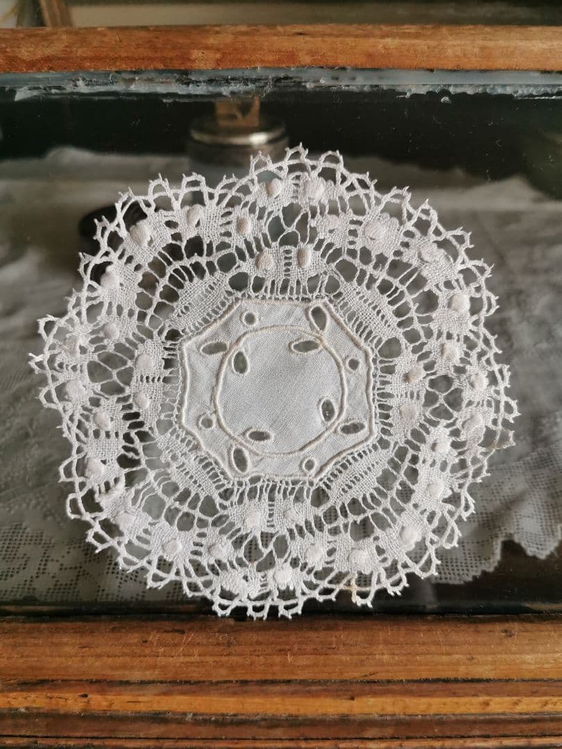 アンティーク アイレット刺繍リネン クルーニーレース ル・ピュイ 花型ドイリー