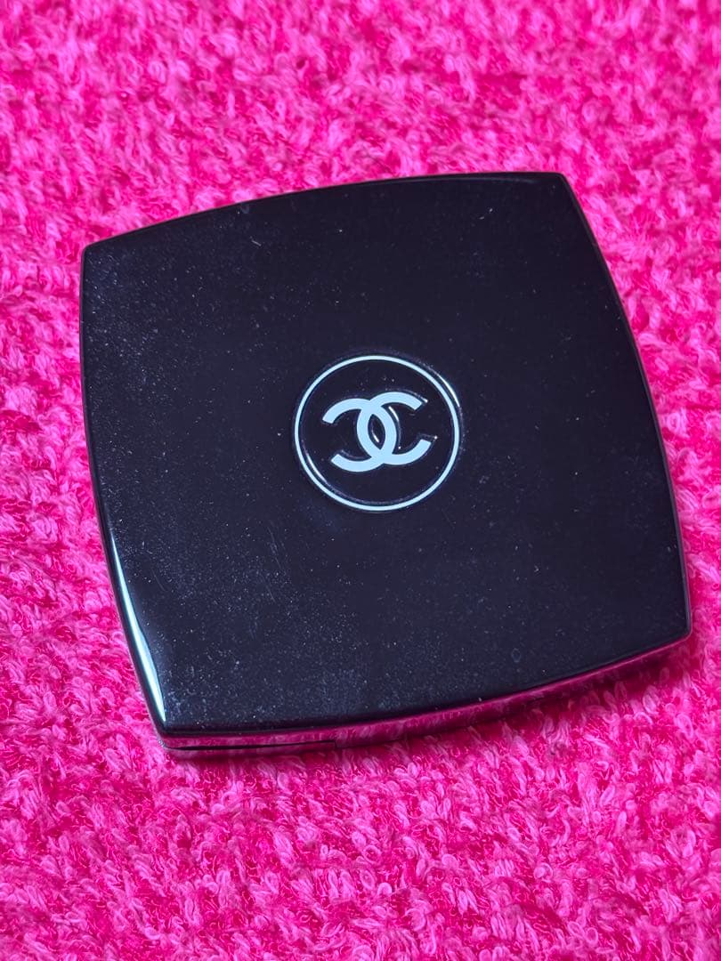 CHANEL アイシャドウパレット Lumières Facettes