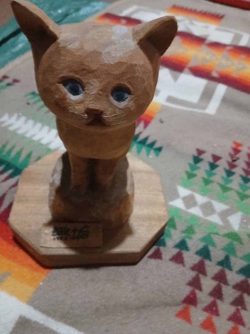 猫の木製彫刻 手彫り 約15cm