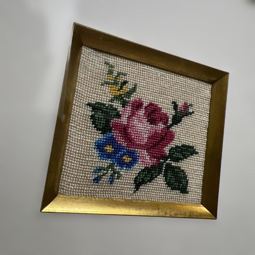ハンドメイド極小刺繍プチポアン 額装品（正方形18.3cm）気品あるバラのミニ額