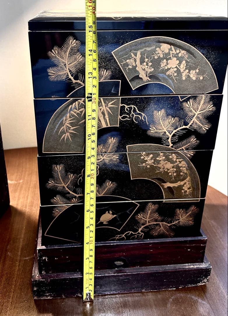 漆芸 四段重箱 黒漆地 扇面松竹梅菊図 金蒔絵 共箱付 時代物