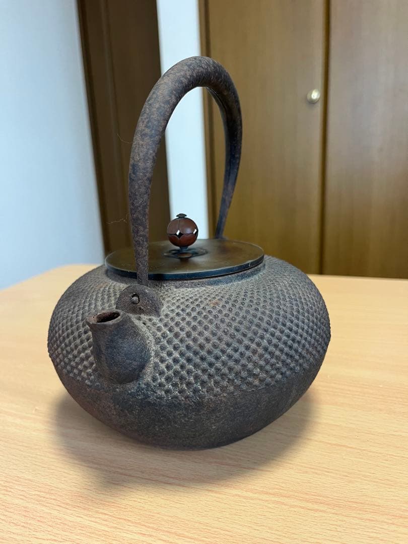 凹凸のある鉄瓶 ダークブラウン