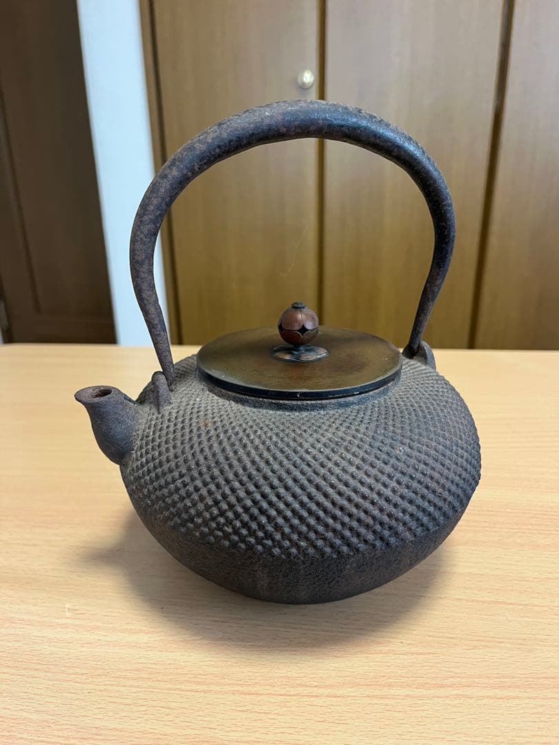 凹凸のある鉄瓶 ダークブラウン