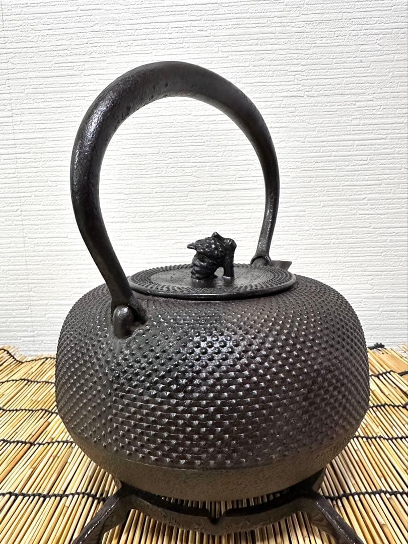 未使用品、供箱、栞付　南部秀山堂　佐藤 勝弘作　１８型アラレ　鉄瓶　南部鉄瓶