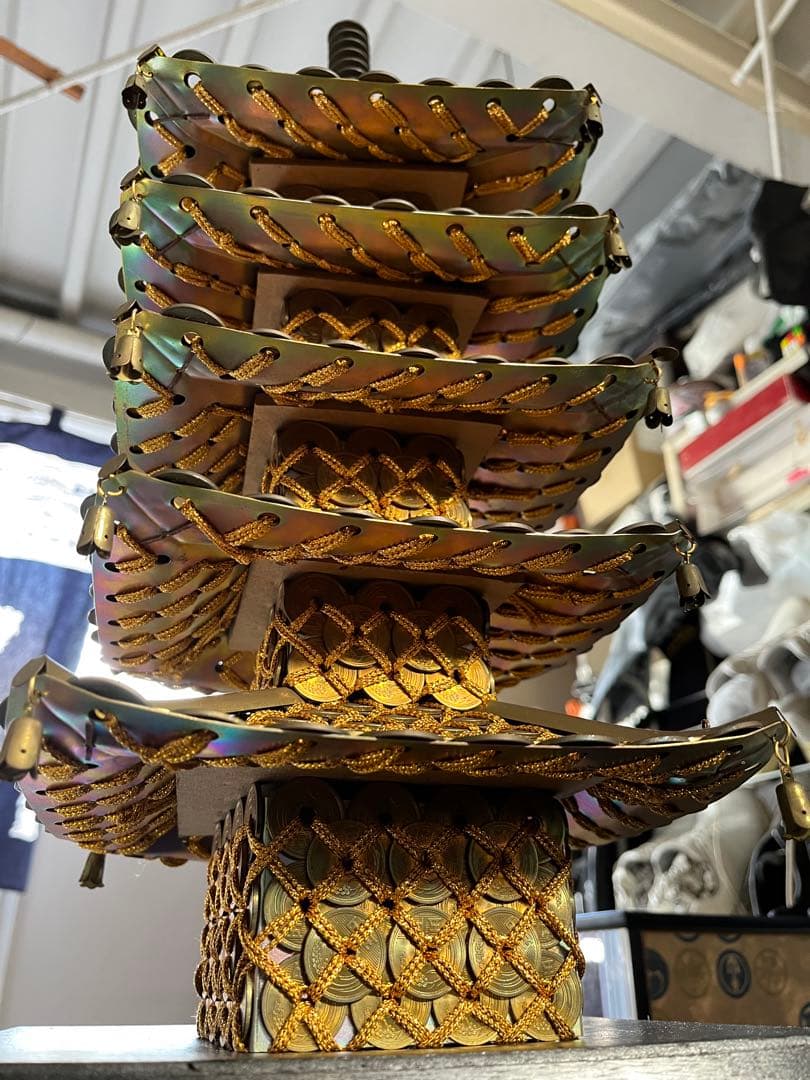 金色と黒色の五重塔置物