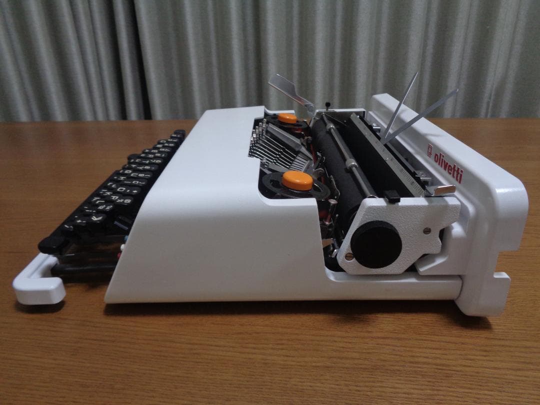 完動品　olivetti valentine s タイプライター　ホワイトカラー