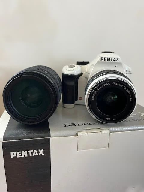 PENTAX K-x ホワイト レンズ付　55―300㎜　ズーム　カメラバック付