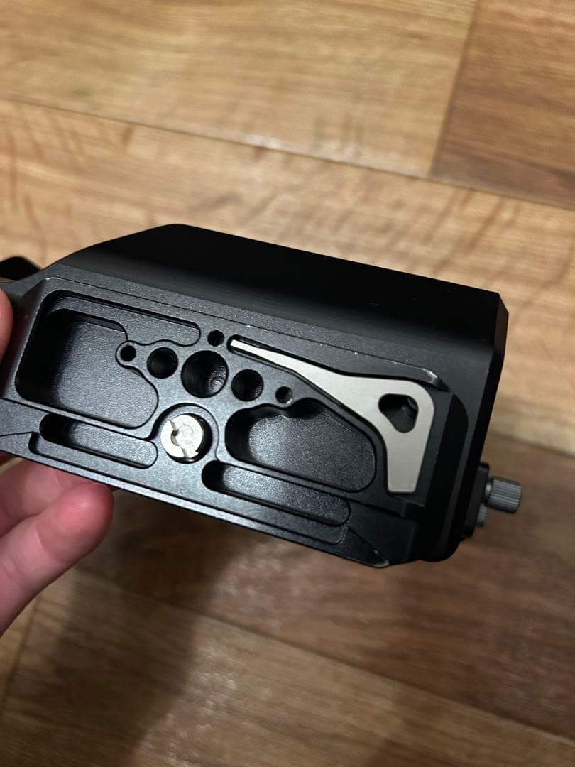 Neewer製　canonR5 R5C R6バッテリーグリップ用カメラケージ