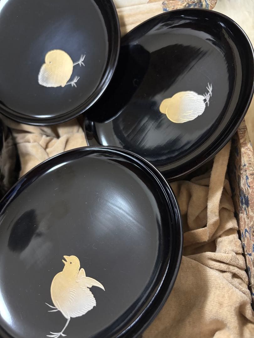 時代漆器 鶏とひよこの蒔絵（まきえ）が施された輪島塗の漆器皿セット