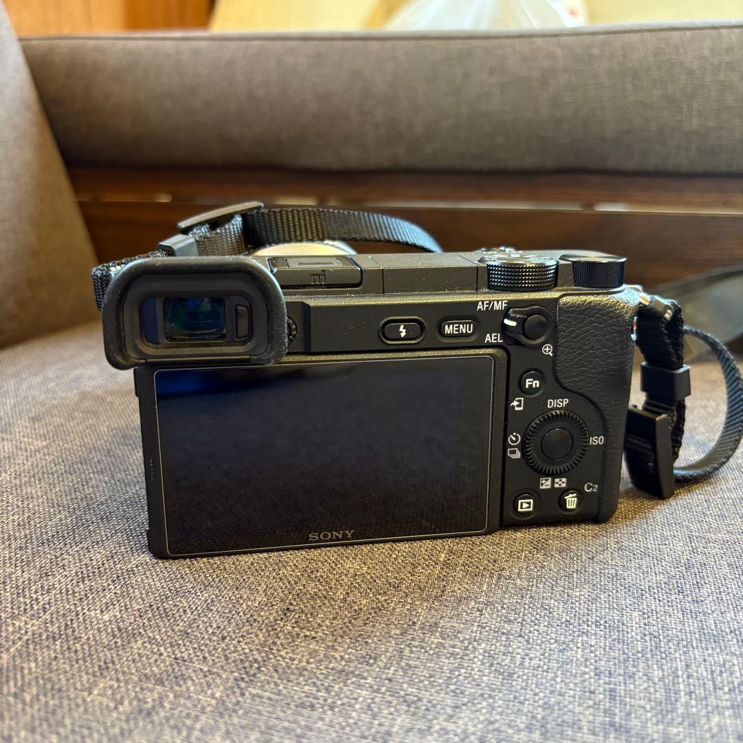 SONY 一眼レフカメラ　ショット数8408 α6400 レンズ付き