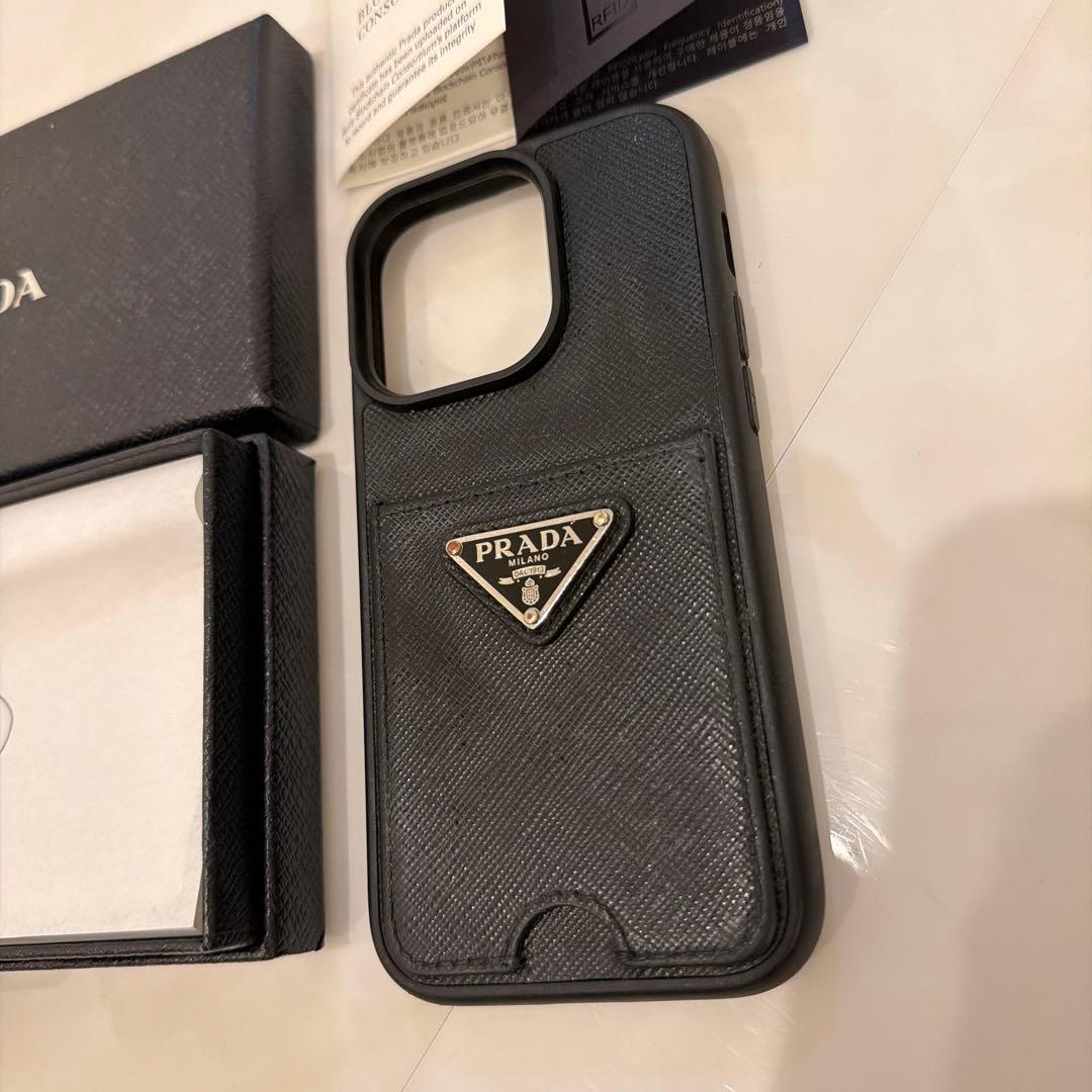 《PRADA》プラダ カードポケット付き iPhone14Proケース ブラック