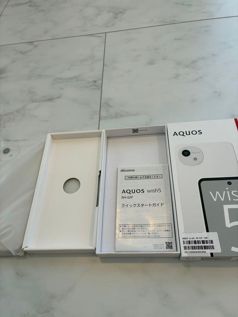 AQUOS wish5 SH-52A ホワイト 本体