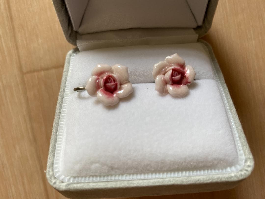 陶器　薔薇イヤリング&ネックレス　セット　淡いピンク