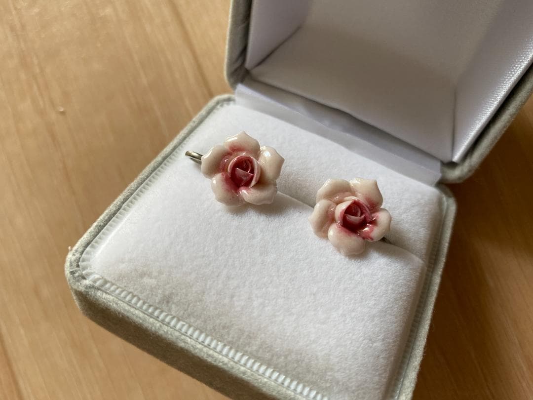 陶器　薔薇イヤリング&ネックレス　セット　淡いピンク