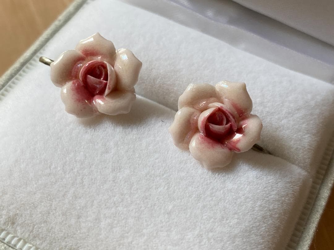 陶器　薔薇イヤリング&ネックレス　セット　淡いピンク