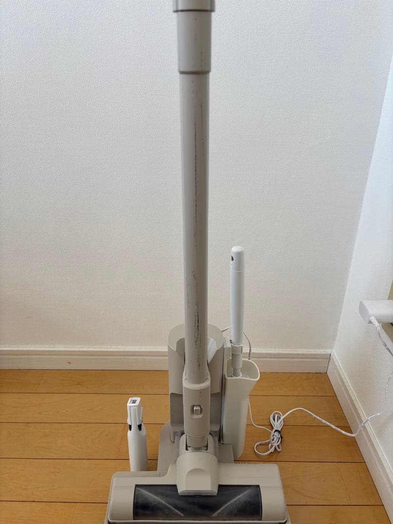 【美品】アイリスオーヤマ充電式紙パックスティッククリーナーSBD-201P