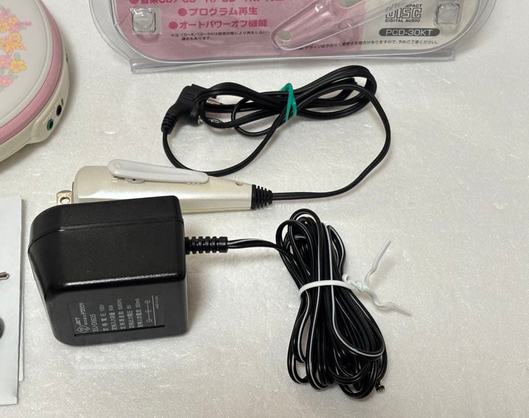 u*）様 ハローキティ　PCD-30KT ポータブルCDプレーヤー