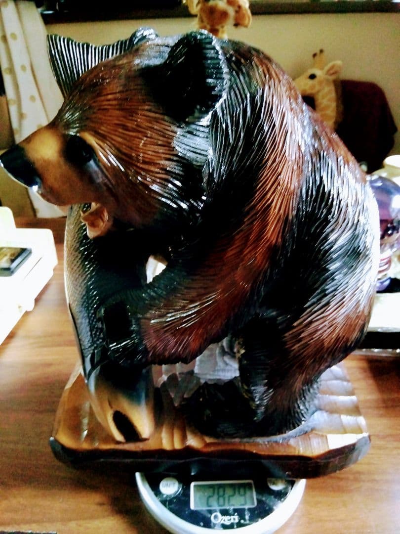 木製クマと魚の彫刻 約32cm 2.8kg