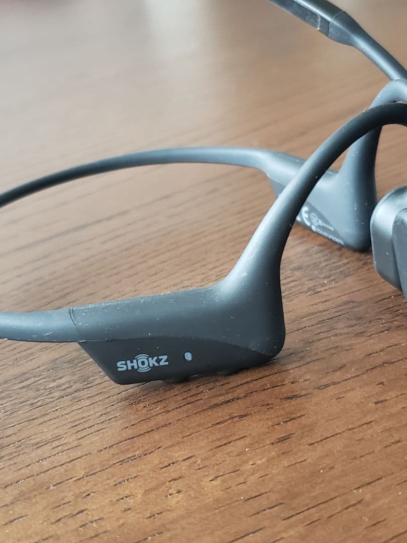 SHOKZ 骨伝導イヤホン本体と付属品　Open Comm Black C102