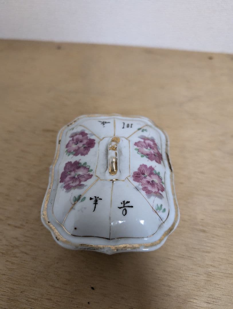 中華民国期 粉彩 花文 蓋物 小盒 古陶磁　文物商店マーク