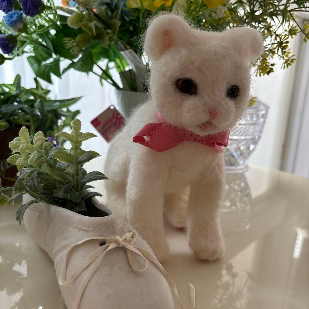 羊毛フェルト 白い猫 ぬいぐるみ