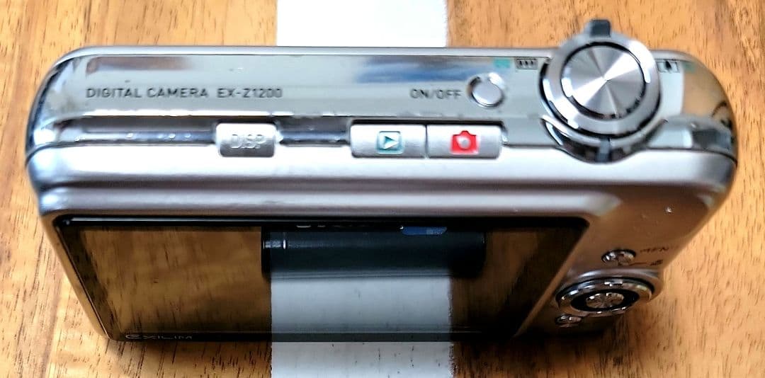 CASIO EXILIM 12.1メガピクセル コンパクトカメラ　充電器付き