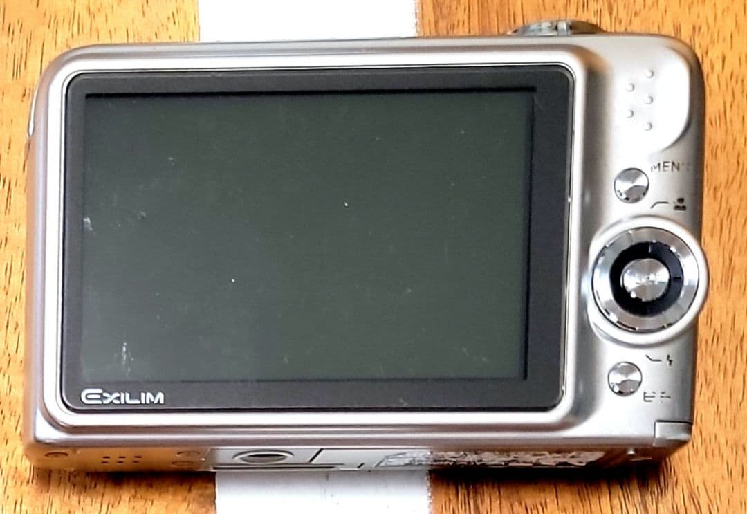 CASIO EXILIM 12.1メガピクセル コンパクトカメラ　充電器付き