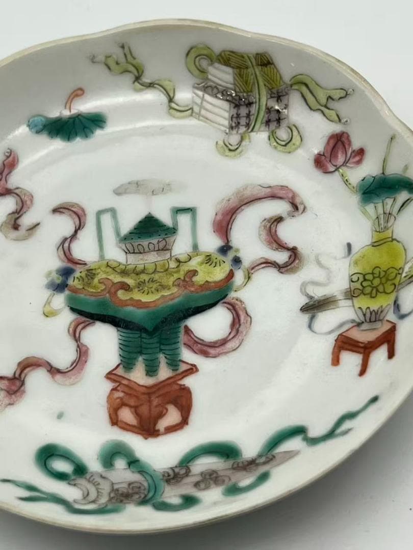 清時代（嘉慶～道光期） 粉彩博古宝鼎紋花口皿 五彩八宝吉祥紋菊瓣皿(F-146)