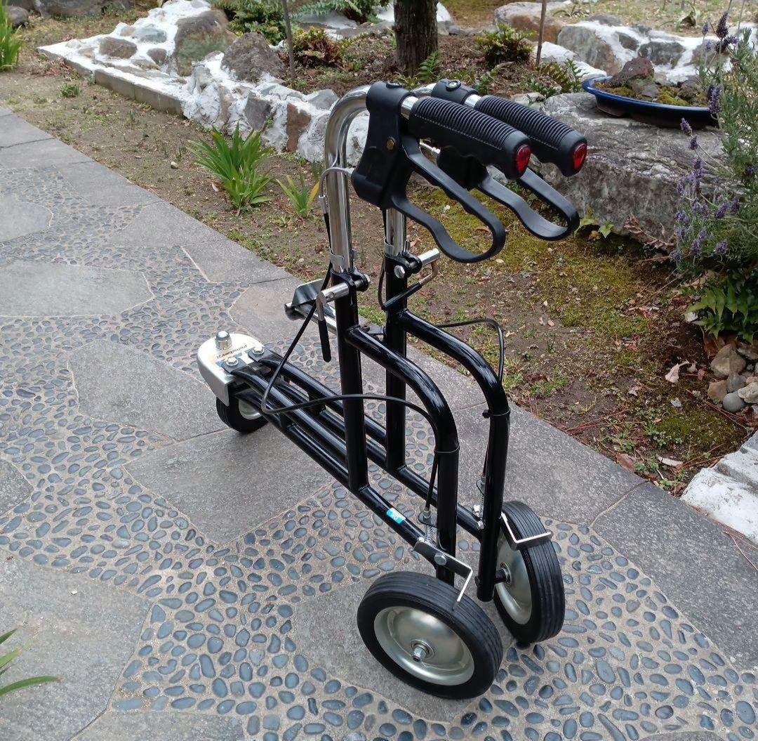 7::::歩行器　歩行補助具　シルバー　3輪　カワムラ　リハビリ　折り畳み