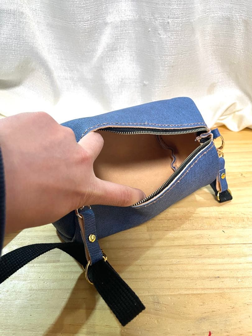 筒形ショルダーバッグ　デニムレザー青