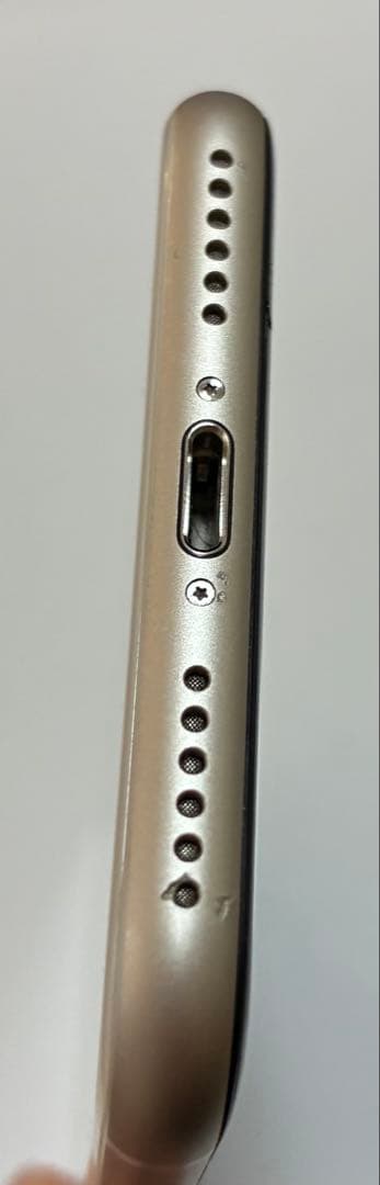 【ジャンク品　ガラス割れ】Apple iPhone SE 第3世代 64GB