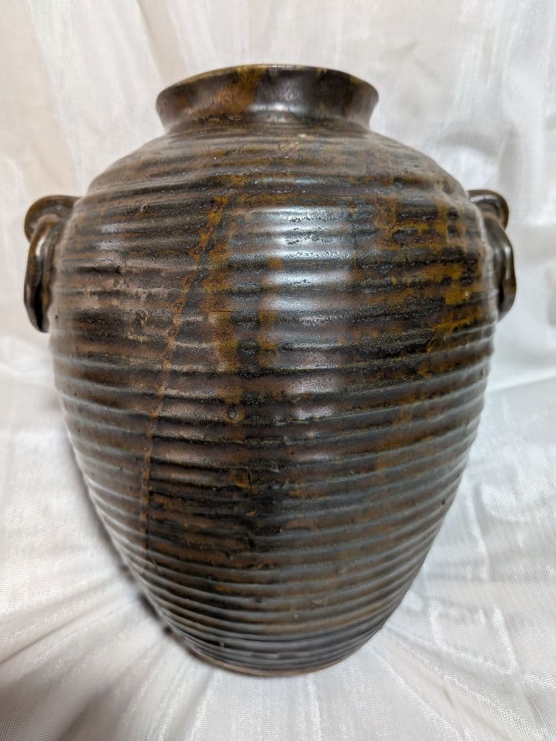 【希少】彫刻壺、山水彫り、窯印有り(珍品)