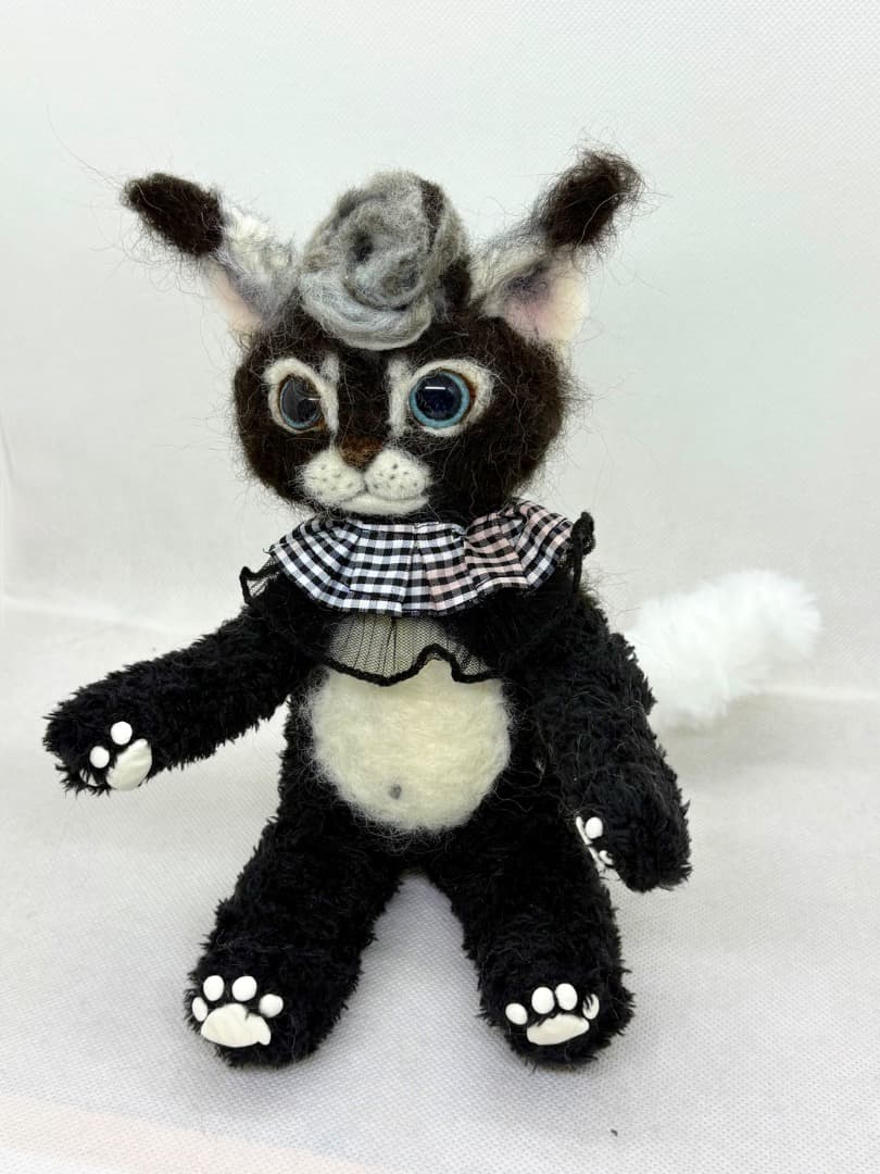 A猫 モノクロな幻獣アートドール【ハンドメイド 人形 猫 ぬいぐるみ