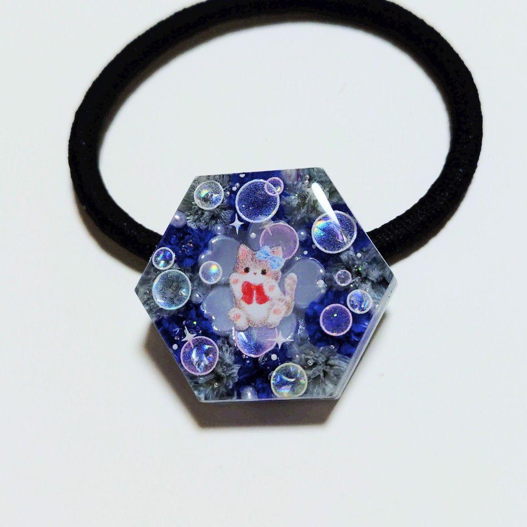 No.592　レジン ヘアゴム キーホルダー ピンバッジ 猫ねこカスミソウ