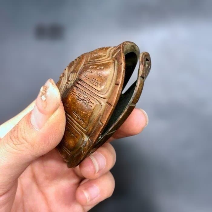 古銅風 亀甲 富甲天下 手把件 小置物 開運 縁起物 銅銭付 工芸品 B